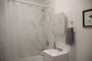 Dutxa, assecador de cabells, bidet i tovalloles 