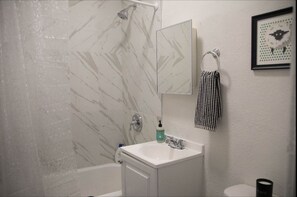 Dutxa, assecador de cabells, bidet i tovalloles 