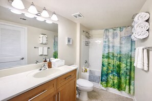 Haartrockner, Bidet, Handtücher, Seife