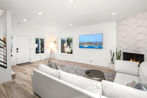 Living area - KBM Resorts | 30 Day Rental | 4 Bed/3.5 Bath Luxury Home | Hot Tub, BBQ | San Diego Getaway | HMS-606 (Encinitas)