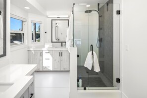 Shower - KBM Resorts | 30 Day Rental | 4 Bed/3.5 Bath Luxury Home | Hot Tub, BBQ | San Diego Getaway | HMS-606 (Encinitas)