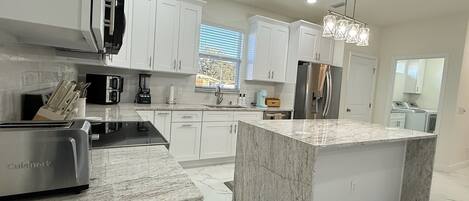 冷蔵庫、電子レンジ、オーブン、コンロ