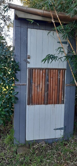 Exterior detail - Cosy caravan in rural setting 5 minutes walk from gorgeous beach (Whitianga)