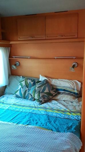 WiFi, bed sheets - Cosy caravan in rural setting 5 minutes walk from gorgeous beach (Whitianga)