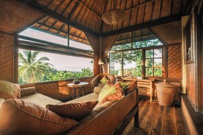 Tischtennisplatte, Bücher, Drucker