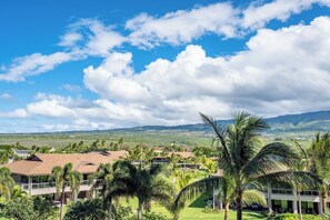 Ein Resort mit mehreren Gebäuden, üppiger Vegetation und einer Bergkulisse im Hintergrund.