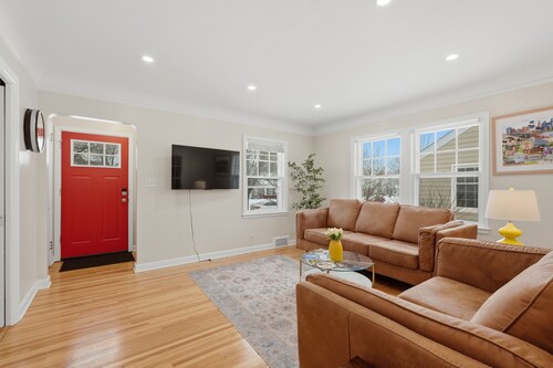 Charming 4BR Home; 3 Levels; Near Airport & MOA
