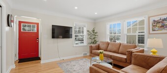 Charming 4BR Home; 3 Levels; Near Airport & MOA