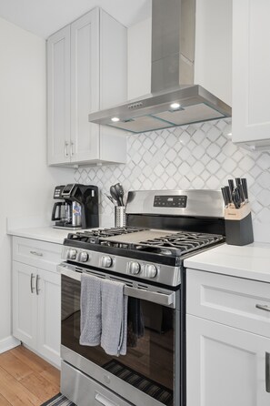 Private kitchen - Charming 4BR Home; 3 Levels; Near Airport & MOA (Saint Paul)