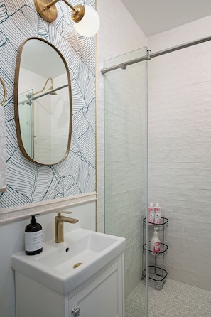 Douche, sèche-cheveux, bidet, serviettes fournies