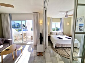 Tabla de planchar con plancha, wifi gratis, ropa de cama