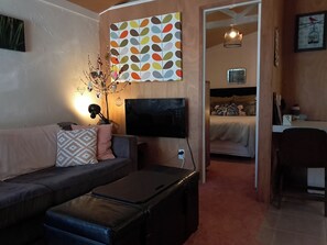 TV, books - Sweet Guesthouse (Waitara)