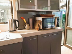 Frigorífico, microondas, horno y placa de cocina