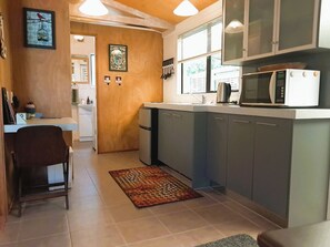 Fridge, microwave, oven, stovetop - Sweet Guesthouse (Waitara)