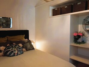 1 dormitorio, escritorio, tabla de planchar con plancha y wifi