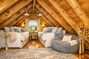 2 bedrooms, desk, free WiFi, bed sheets - Secluded 2-Acre Romantic Cabin •Hot Tub •Creek •Fire Pit •Ellijay/Blue Ridge (Ellijay)