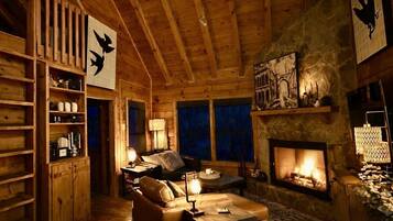 Smart TV, chimenea, libros, estéreo