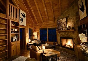 Smart TV, fireplace, books, stereo - Secluded 2-Acre Romantic Cabin •Hot Tub •Creek •Fire Pit •Ellijay/Blue Ridge (Ellijay)