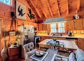 Fridge, microwave, oven, stovetop - Secluded 2-Acre Romantic Cabin •Hot Tub •Creek •Fire Pit •Ellijay/Blue Ridge (Ellijay)