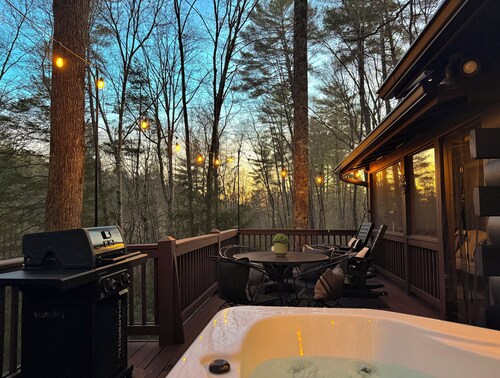 Secluded 2-Acre Romantic Cabin •Hot Tub •Creek •Fire Pit •Ellijay/Blue Ridge