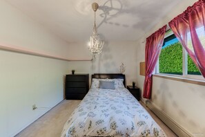 5 bedrooms, iron/ironing board, free WiFi, bed sheets