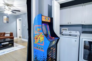Game room - ATL 2Bed Gem Near Amphitheater + Free Arcade Play! (Atlanta)