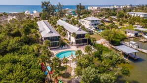 Un resort con piscina, varias edificaciones y un puerto deportivo.