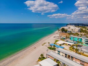 A coastal hotel with multiple buildings, a beach, and clear blue waters. - Sunburst Gulffront – Beach, Bay & Gulf Views (Englewood)