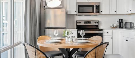 Geladeira, micro-ondas, fogão, lava-louças