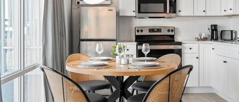 Jääkaappi, mikroaaltouuni, uuni, liesi