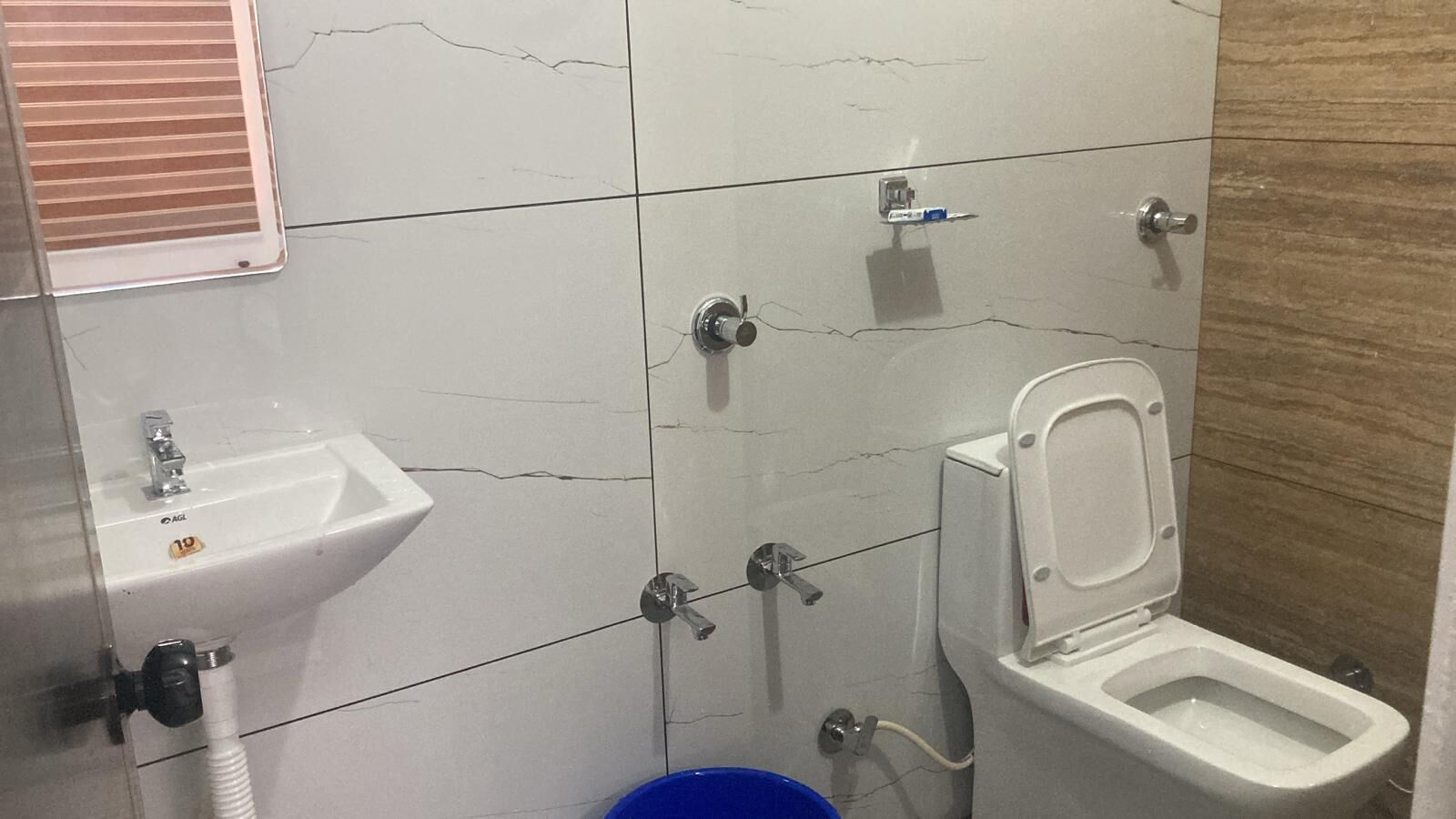 Een douche, handdoeken, zeep