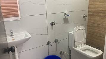 Een douche, handdoeken, zeep
