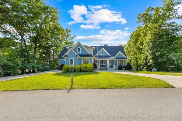 A two-story house with a well-maintained lawn and a driveway leading to the front door. - Mallard Vestige (Denver)