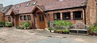 Cottage in Nuneaton - Sleeps 2 - Parking - Garden