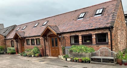Cottage in Nuneaton - Sleeps 2 - Parking - Garden
