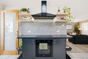 Microwave, oven, stovetop, dishwasher - Absolute Lakefront | Sleeps 10 | Pool Table (Lake Munmorah)