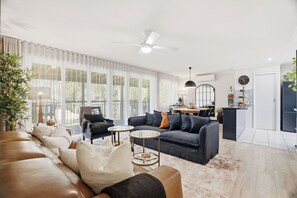 TV - Absolute Lakefront | Sleeps 10 | Pool Table (Lake Munmorah)