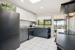 Microwave, oven, stovetop, dishwasher - Absolute Lakefront | Sleeps 10 | Pool Table (Lake Munmorah)