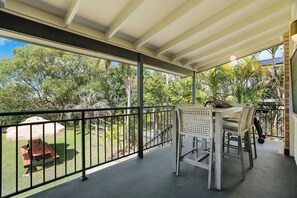 Outdoor dining - Absolute Lakefront | Sleeps 10 | Pool Table (Lake Munmorah)