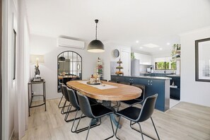 Dining - Absolute Lakefront | Sleeps 10 | Pool Table (Lake Munmorah)