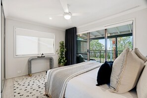 4 bedrooms, iron/ironing board, WiFi, bed sheets - Absolute Lakefront | Sleeps 10 | Pool Table (Lake Munmorah)