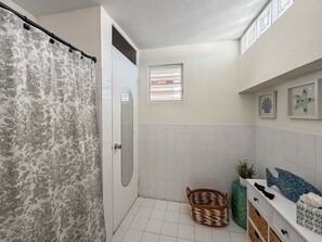 Secador de cabelo, toalhas de banho, sabonete, papel higiênico