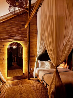 In-room safe, blackout curtains, free WiFi, bed sheets - Casa Alonia (Uluwatu)