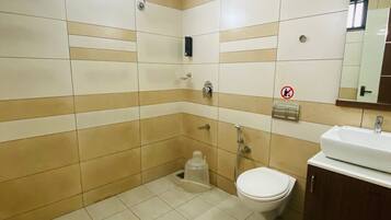 Family Double Room, Lake View | Bathroom | Shower, free toiletries, towels, shampoo
