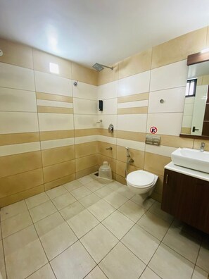 Family Double Room, Lake View | Bathroom | Shower, free toiletries, towels, shampoo - DREAM LAND VIEW RESORT (Kanayannur)
