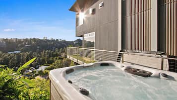 Casa superluxo, várias camas, banheira de imersão, vista para a montanha (The Beverly Aura) | Hidromassagem externa