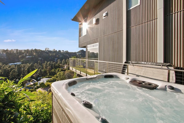 Casa superluxo, várias camas, banheira de imersão, vista para a montanha (The Beverly Aura) | Hidromassagem externa