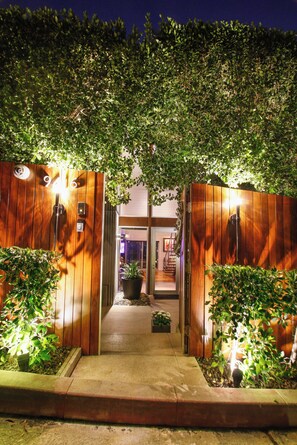 Exterior detail - The Beverly Aura: Jet-set Mid-century Modern Oasis in the Hills (Beverly Hills)