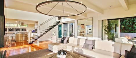 Luxury House, Multiple Beds, Hot Tub, Mountain View (The Beverly Aura) | Interior