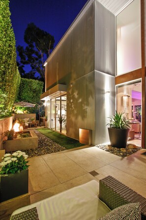 Exterior - The Beverly Aura: Jet-set Mid-century Modern Oasis in the Hills (Beverly Hills)